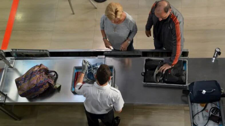 Prótese de quadril x detectores de metal em bancos e aeroportos